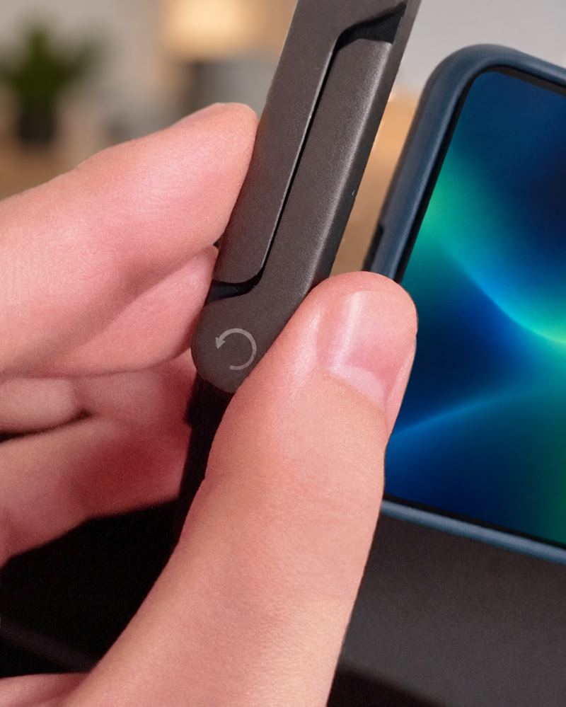 Détail du support pliant tenu près d'un téléphone